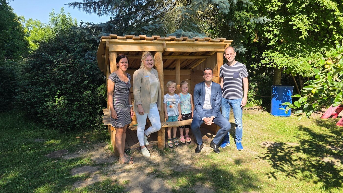 Neues Spielgerät „Pferdestall“ bereichert den Kindergarten St. Nikolaus in Beckum